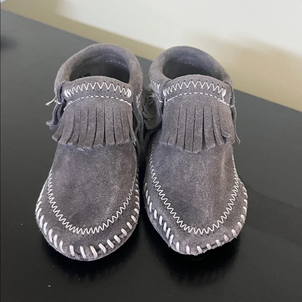 Minnetonka Grey Suede Riley Fringe Moccasin Bootie. Unisex Size 4